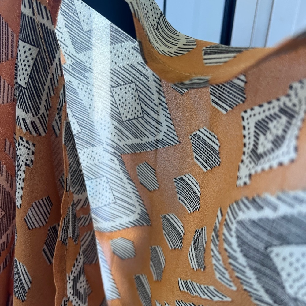 Geometric Patterned V-Neck Top - Picture 2 of 5
